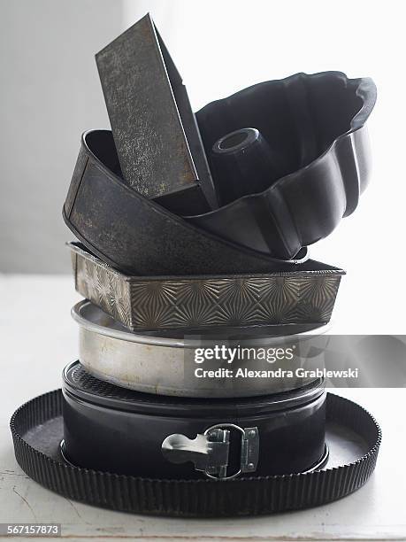 stack of cake pans - molde de horno fotografías e imágenes de stock