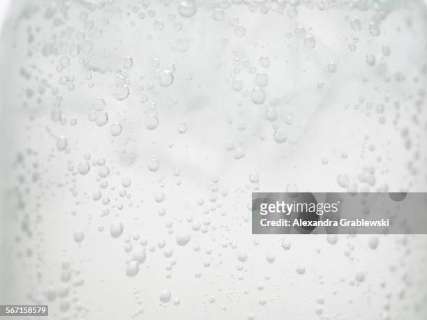 seltzer bubbles - carbonation stockfoto's en -beelden