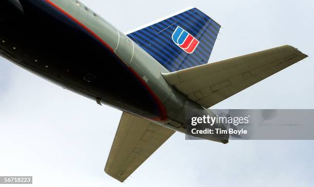 United Airlines jet flies, enroute, to Chicago's O'Hare International Airport February 1, 2006 over Rosemont, Illinois. United Airlines today...