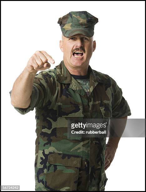 portrait of a male soldier shouting and gesturing with his finger - berretto da uniforme foto e immagini stock