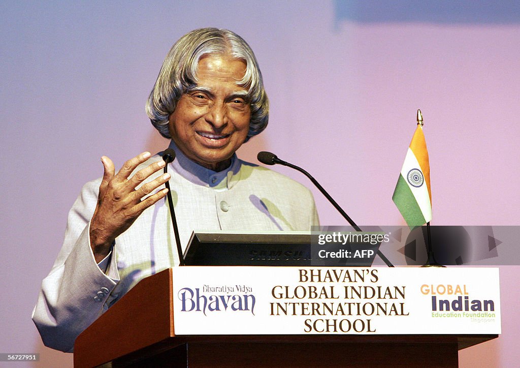 Indian President Abdul Kalam (R) deliver