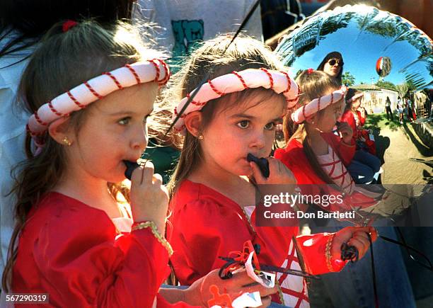 LosRios.Twins.DB.10/19/97.SanJuanCapistrano. ItÕs an afternoon of seeing double for twins Lauren and Jacqueline Baker, age 3 1/2 of Mission Viejo....