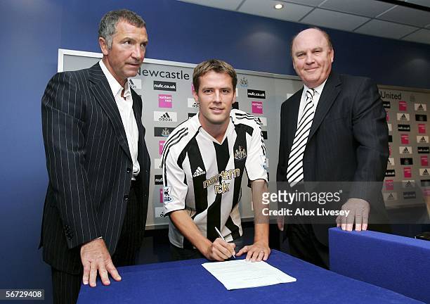 Michael Owen signs for Newcastle United flanked by team manager, Graeme Souness and Chairman, Freddy Shepherd during a press conference at St James'...