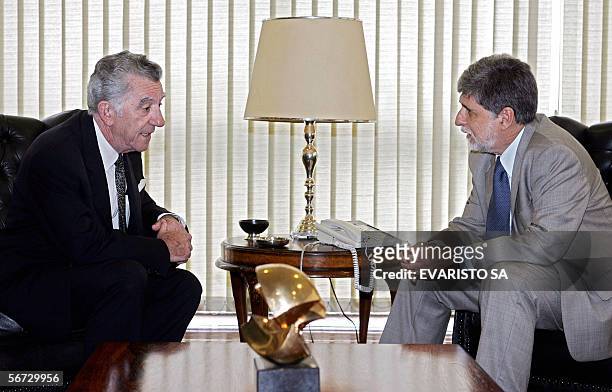 El canciller de Uruguay Reinaldo Gargano y su homologo brasileno Celso Amorim conversan durante una reunion en el Palacio Itamaraty, Brasilia,...