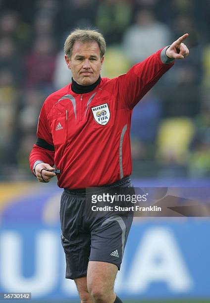 Referee Doctor Helmut Fleischer during the Bundesliga match between Borussia Dortmund and VFL Wolfsburg at the Signal Iduna Park on January 28, 2006...