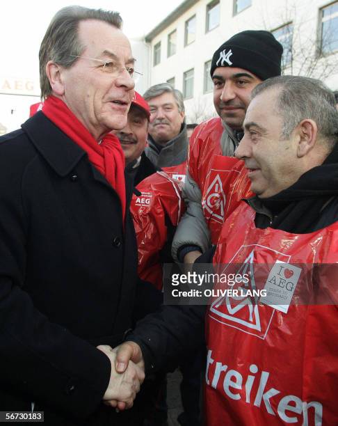 German Labour Minister and vice-chancellor Franz Muentefering meets AEG employees on strike 02 February 2006 during a rally in Nuremberg, southern...