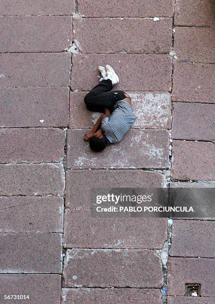 Un nino duerme en una calle del centro de Montevideo, el 02 de febrero de 2006. En 2005 mas de 2000 menores infractores fueron internados o...