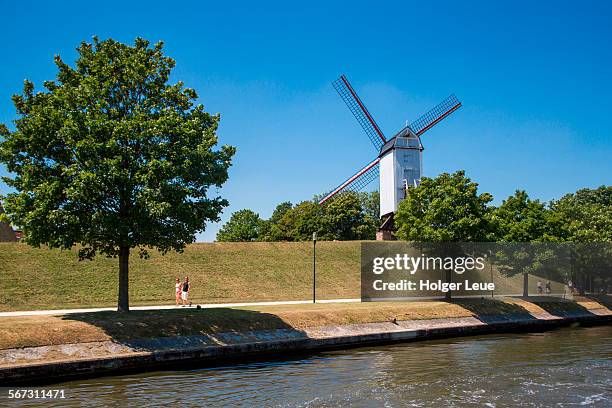 windmill along kanaal brugge - oostende canal - kanaal fotografías e imágenes de stock