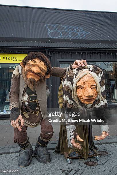 trolls guard the streets of reykjavik - troll personagem fictício - fotografias e filmes do acervo