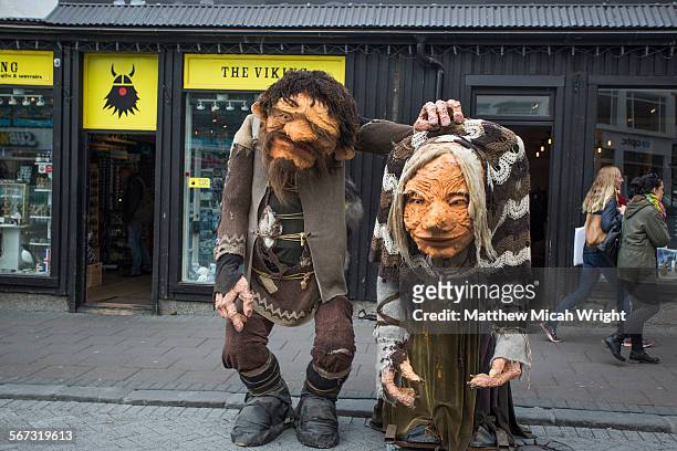 trolls guard the streets of reykjavik - cultura islandesa fotografías e imágenes de stock