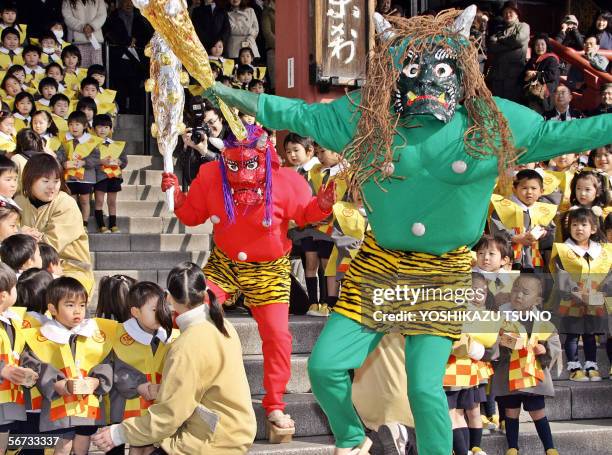Japan; Kyoto; Yasaka Shrine, Setsubun Festival, bean throwing, people Stock  Photo - Alamy