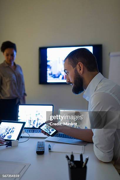 businessman using technologies with colleagues in office - internet konferenz stock-fotos und bilder