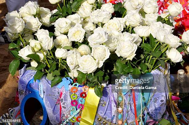 basket of flowers to yemanja - iemanja imagens e fotografias de stock