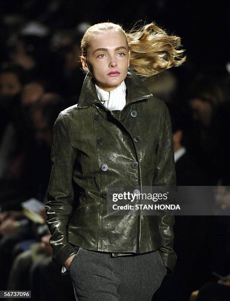 New York, UNITED STATES: A model presents a design by Kenneth Cole during the Fall 2006 Fashion shows 03 February in New York. AFP PHOTO/Stan HONDA