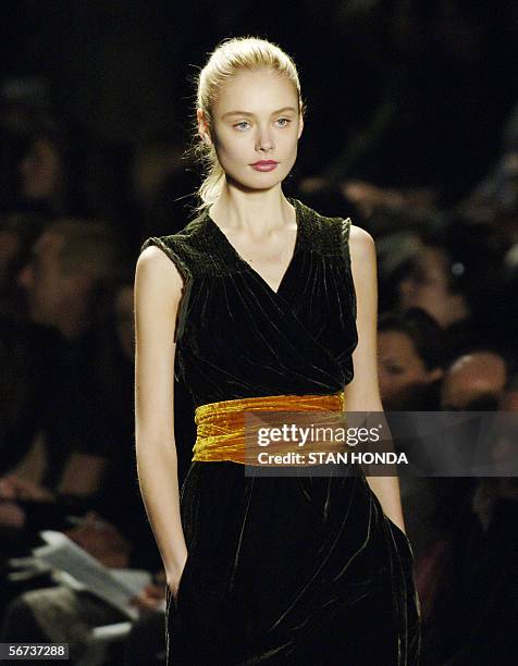 New York, UNITED STATES: A model presents a design by Kenneth Cole during the Fall 2006 Fashion shows 03 February 2006 in New York. AFP PHOTO/Stan...