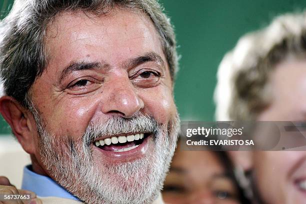 El presidente de Brasil, Luiz Inacio Lula da Silva sonrie durante la ceremonia de embarque de los universitarios que participan del Proyecto Rondon,...