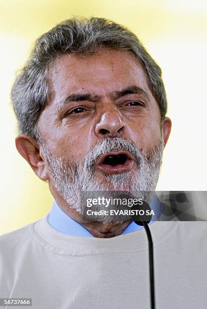 El presidente de Brasil, Luiz Inacio Lula da Silva pronuncia un discurso durante la ceremonia de embarque de los universitarios que participan del...