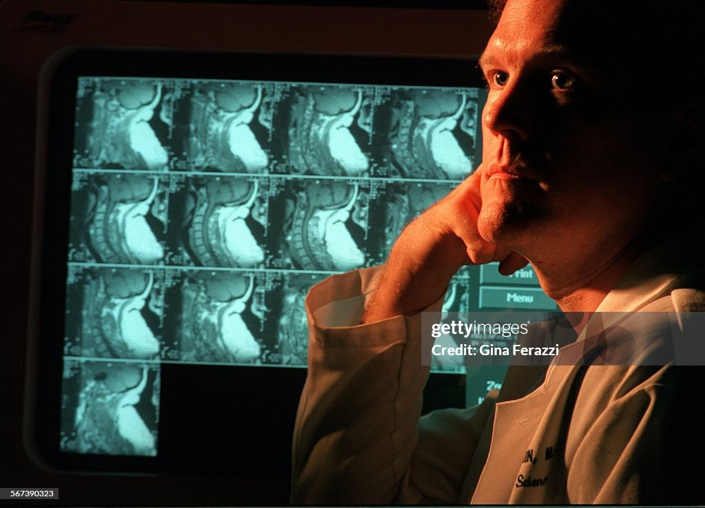 ME.Telemedicine#2.0809.GF/CDr. Robert Lufkin of UCLA Medical Center works with state of the art comp