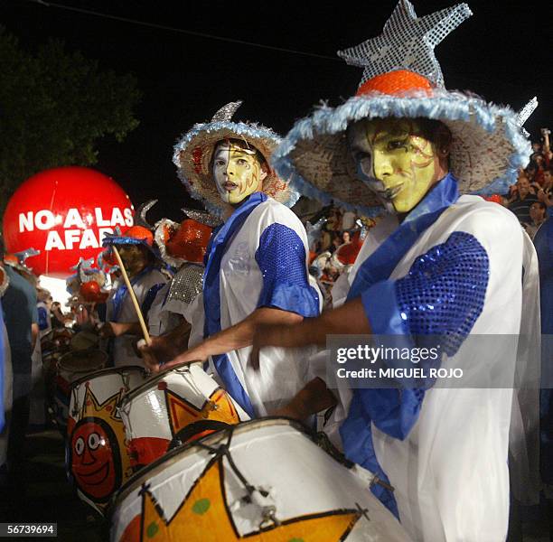 Integrantes de una comparsa desfilan el 03 de febrero 2006 en Montevideo durante el desfile de Llamadas, fiesta tradicional de la raza negra y una de...