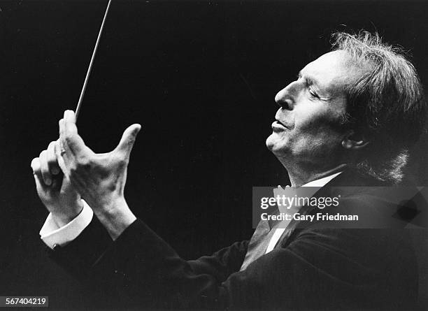 Carlo Maria Giulini conducting the LA Philharmonic in 1982 staff file photo.