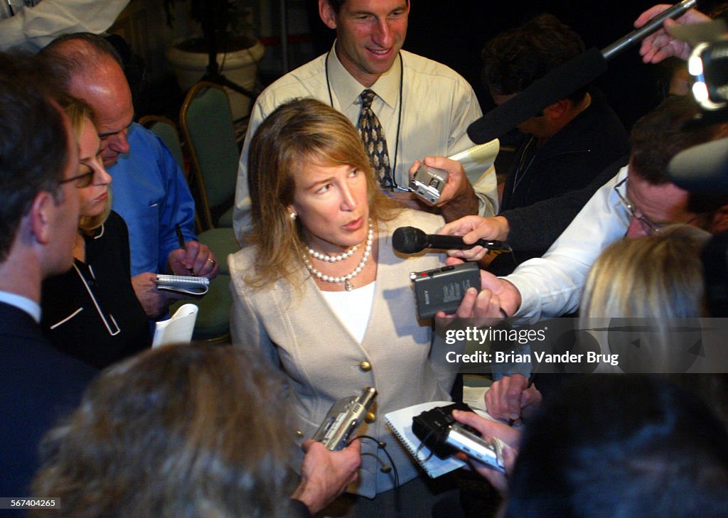 071954.ME.1009.arnold.BRV  Florida Budget Director Donna Arduin, center, talks with reporters afte