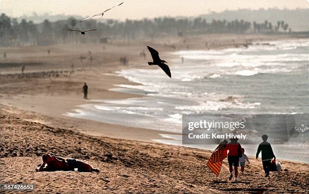 Perfect day at the Santa Monica Beach where visitors gathered to experience storm free conditions Sunday, March 1, 1998. Photo/Art by:^^^