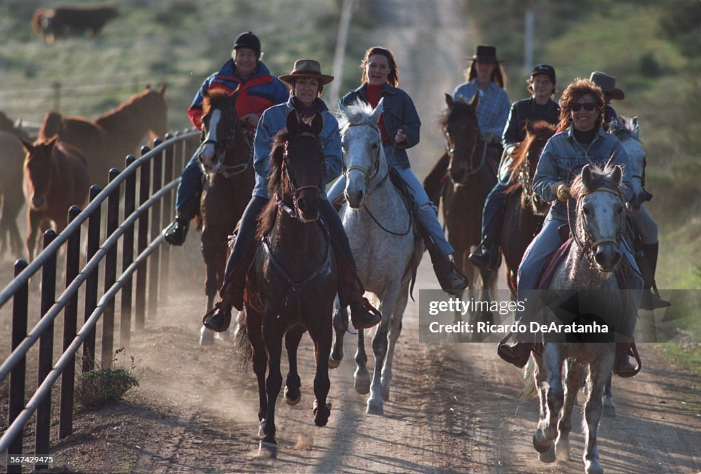SF.Women.1.RDA.2.8.97 – Agua Dulce, CA – From left: Film editor Anne V. Coates (Oscar for Lawrence o