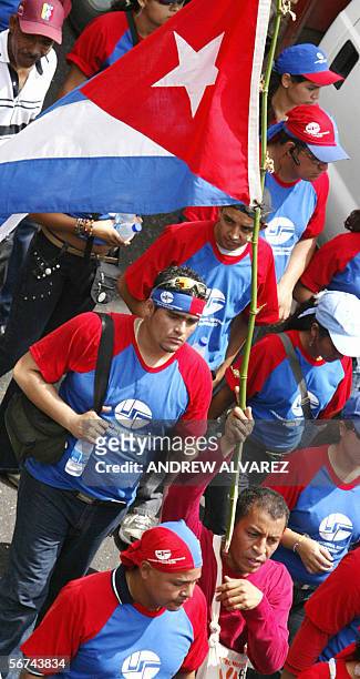 Varios simpatizantes al presidente venezolano Hugo Chavez, caminan con una bandera cubana, el 04 de febrero de 2006, en Caracas, durante una marcha...