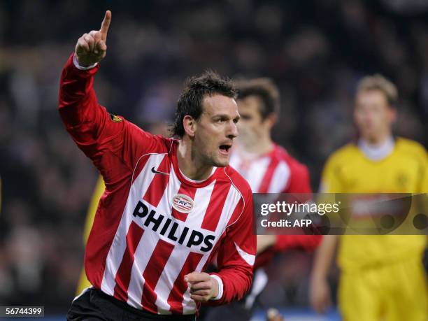 Eindhoven, NETHERLANDS: PSV's Jan Vennegoor of Hesselink celebrates after scoring 04 February 2006 during the premier league division match between...