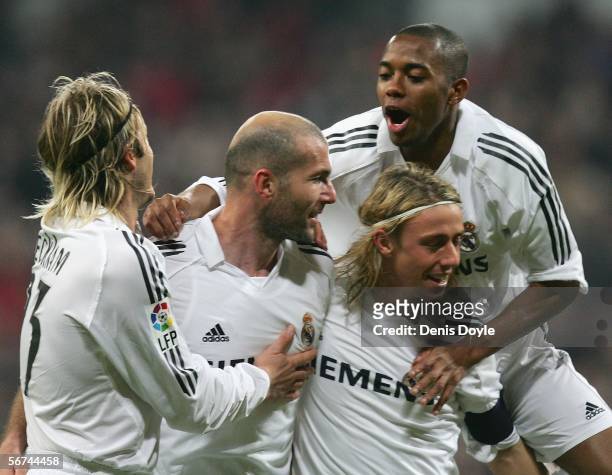 Zinedine Zidane of Real Madrid celebrates his goal with David Beckham , Robinho and Guti during the Primera Liga match between Real Madrid and...