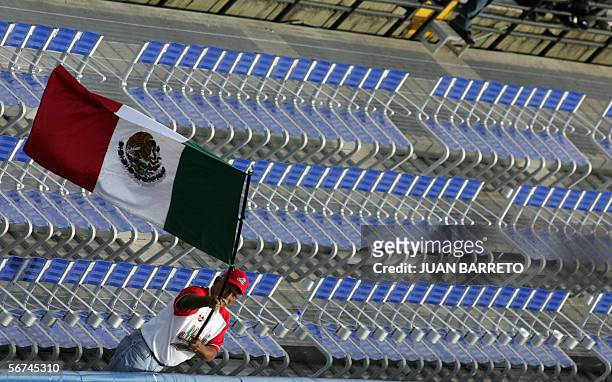 Un seguidor de los Venados de Mazatlan de Mexico, ondea una bandera Nacional mexicana, en los juegos de la Serie del Caribe en Valencia ubicada a 100...