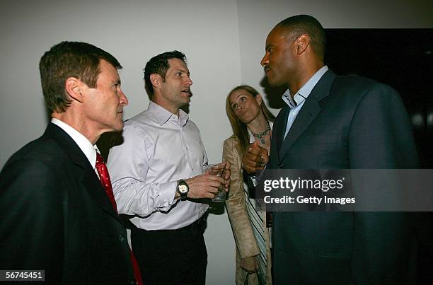 Sports agent Leigh Steinberg, former quarterback Steve Young, wife Barbara Young and former quarterback Warren Moon talk during the Leigh Steinberg...