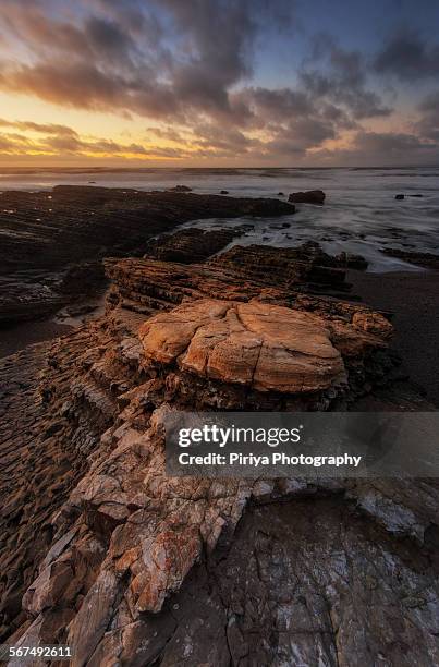 rock layer along california coast - parque estatal de montaña de oro fotografías e imágenes de stock