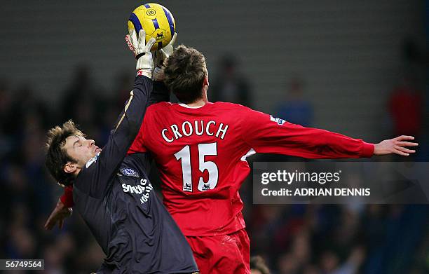 London, UNITED KINGDOM: Chelsea's goalkeeper Petr Cech takes the ball off the head of Peter Crouch of Liverpool during the Premiership football match...
