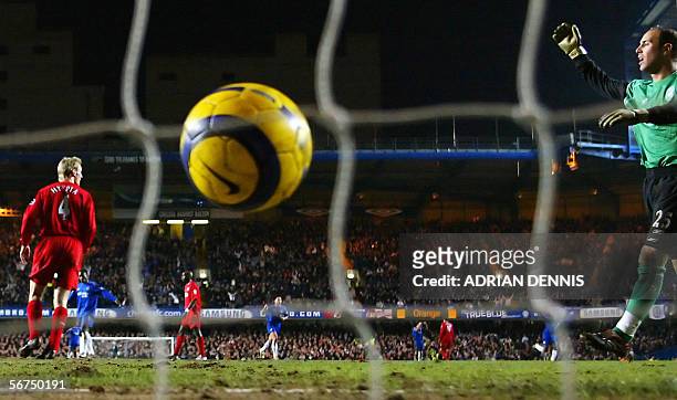 London, UNITED KINGDOM: Liverpool's goalkeeper Jose Reina turns to see the ball in the net after Chelsea's Hernan Crespo scored the second goal...