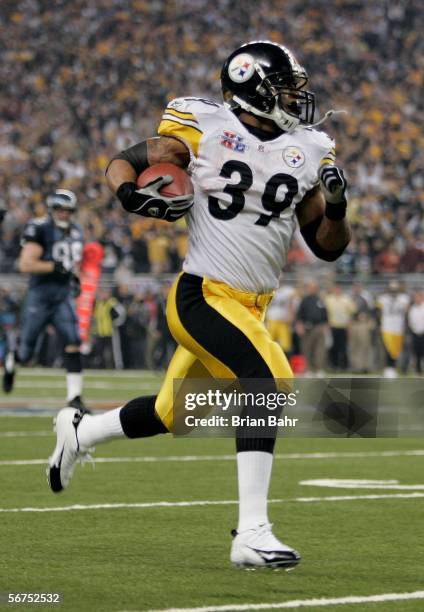 Willie Parker of the Pittsburgh Steelers, runs for a Super Bowl record 75-yard touchdown in the tird quarter against the Seattle Seahawks in Super...