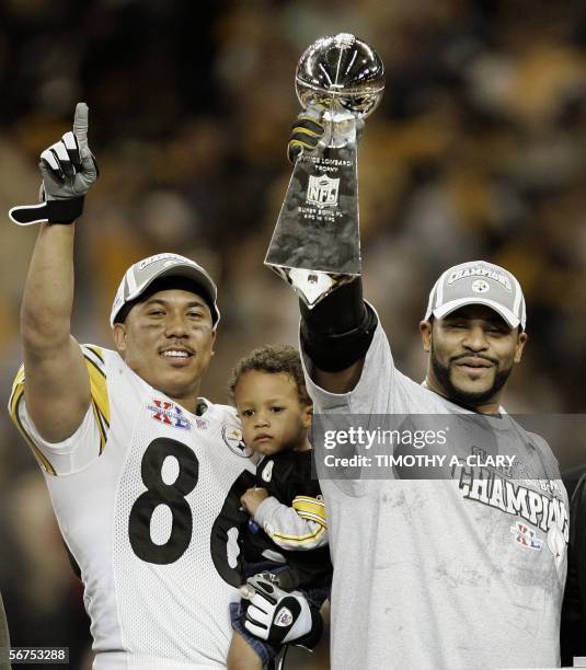 Detroit, UNITED STATES: Pittsburgh Steelers running back Jerome Bettis holds the Vince Lombardi trophy while congratulating MVP Hines Ward after...