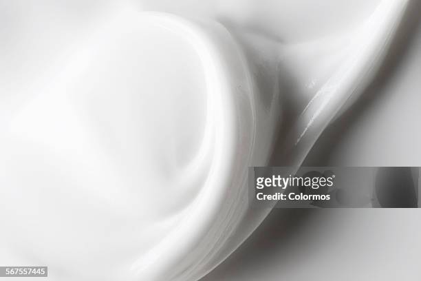 texture of white cream, texture - crema hidratante fotografías e imágenes de stock