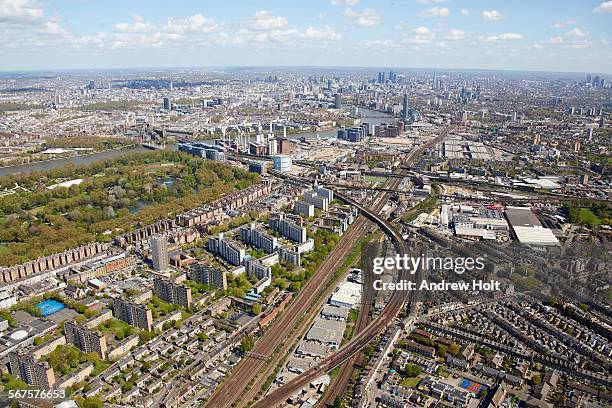 aerial view east of battersea power station with the railways  - battersea power station foto e immagini stock