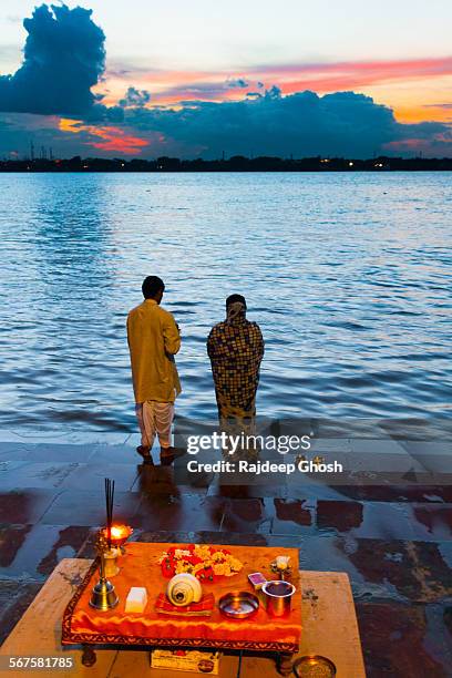 prayer at the ganges - varanasi stock-fotos und bilder