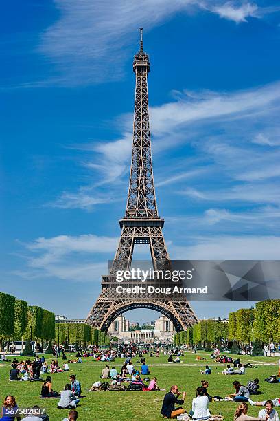 the eiffel tower against a blue sky, paris, france - champ de mars imagens e fotografias de stock
