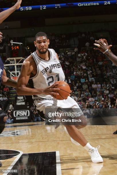 Tim Duncan of the San Antonio Spurs drives to the basket against the Memphis Grizzlies at AT&T Center on January 14, 2006 in San Antonio, Texas. The...