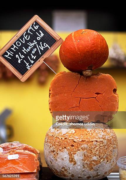 mimolette and mini pumpkin at a market stall - mimolette stock-fotos und bilder