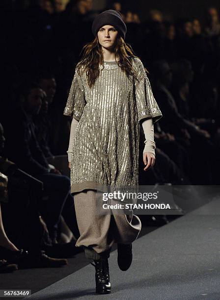 New York, UNITED STATES: A model presents a design at the Marc Jacobs Fall 2006 Fashion show 06 February in New York. AFP PHOTO/Stan HONDA