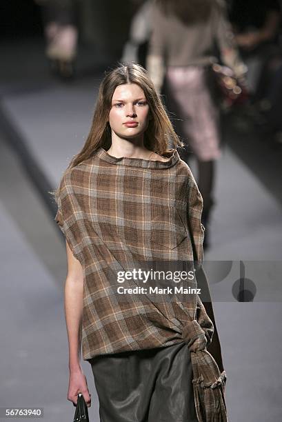 Model walks the runway at the Marc Jacobs Fall 2006 fashion show during Olympus Fashion Week at the Lexington Avenue Armory February 6, 2006 in New...