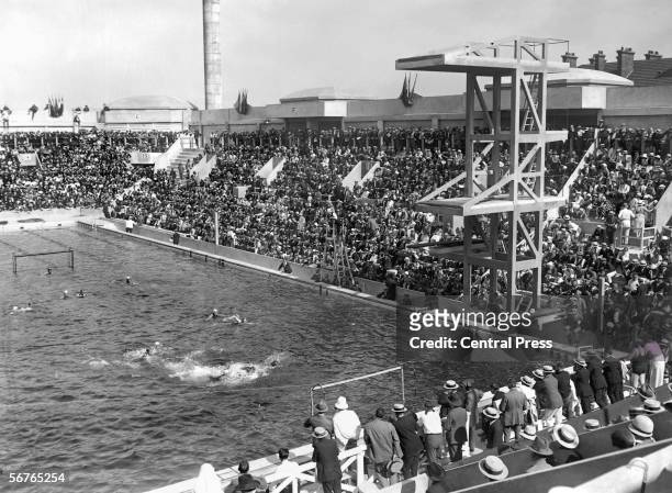 Preliminary rounds in the water polo competition taking place in the pool at Tourelles during the Paris Olympics, 16th July 1924.