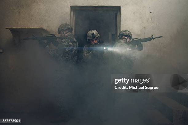 army troops advance a position in combat. - fuerzas especiales fotografías e imágenes de stock