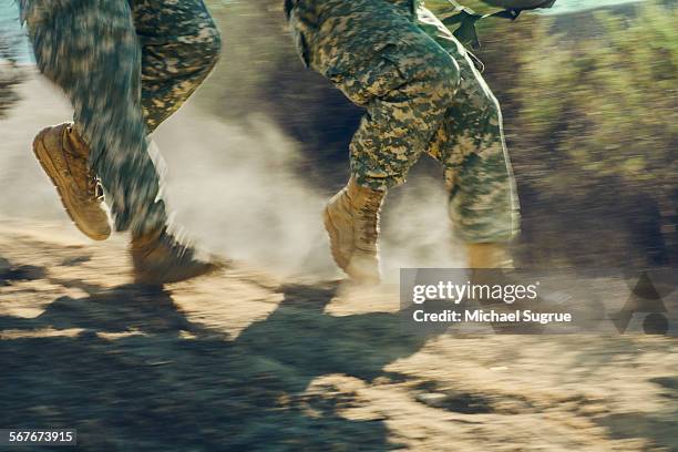 army soldiers advancing in combat. - army soldier photos et images de collection