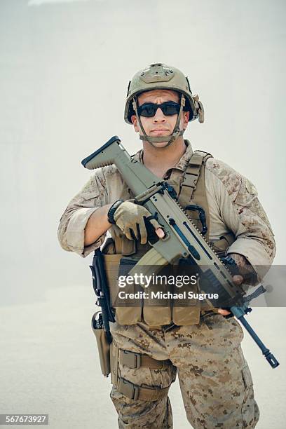 united states marine poses for a portrait. - forças armadas especiais imagens e fotografias de stock