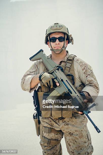 united states marine poses for a portrait. - swat 個照片及圖片檔